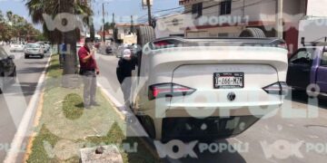 Conductor a exceso de velocidad protagoniza aparatosa volcadura en Ciudad Victoria, Tamaulipas