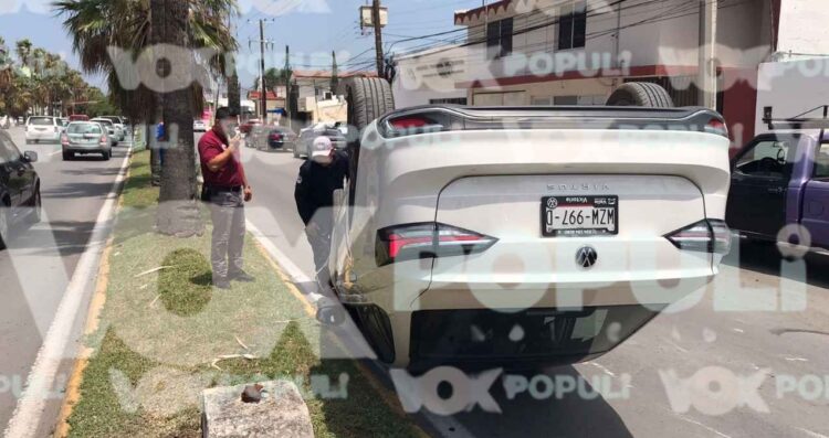 Conductor a exceso de velocidad protagoniza aparatosa volcadura en Ciudad Victoria, Tamaulipas