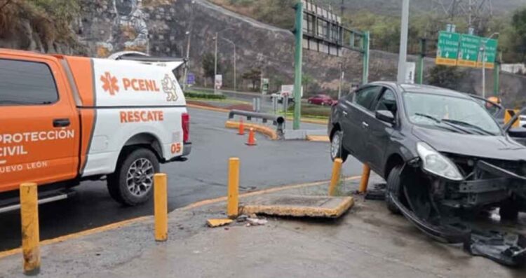 Conductor choca contra postes delimitadores en Monterrey, Nuevo León