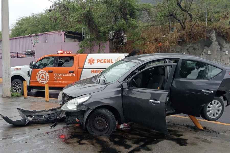 Conductor choca contra postes delimitadores en Monterrey, Nuevo León