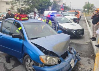 Conductor pierde el control y se impacta contra el muro de un puente en Santa Catarina, NL