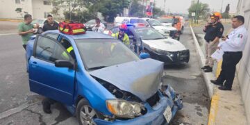 Conductor pierde el control y se impacta contra el muro de un puente en Santa Catarina, NL