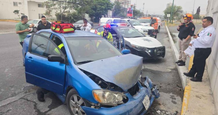 Conductor pierde el control y se impacta contra el muro de un puente en Santa Catarina, NL