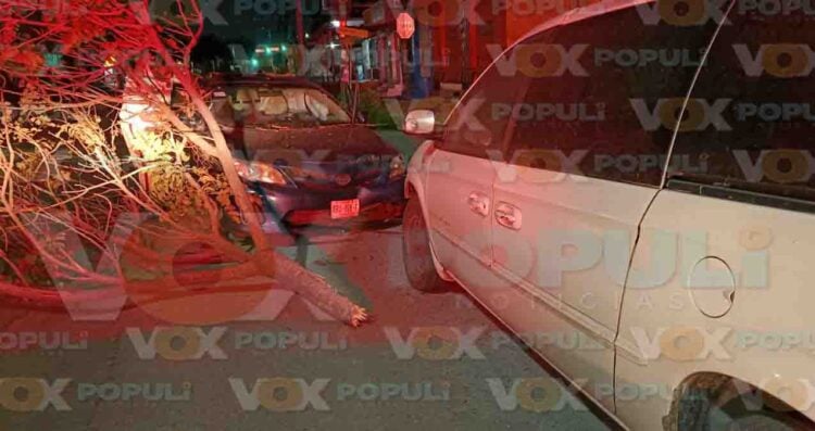 Conductor provoca destrozos y abandona su auto en Altamira, Tamaulipas