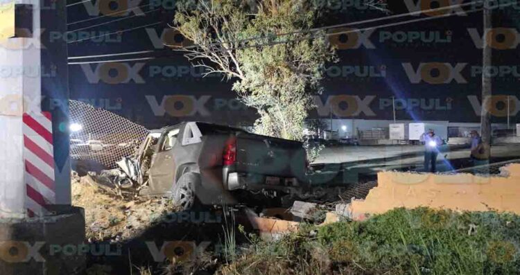 Conductor queda pr3nsado tras chocar contra barda de maquiladora en Matamoros, Tamaulipas