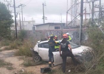Conductor queda prensado tras fuerte choque en Santa Catarina, Nuevo León
