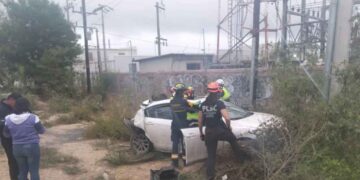 Conductor queda prensado tras fuerte choque en Santa Catarina, Nuevo León