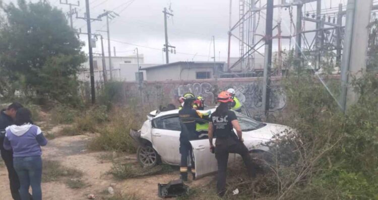 Conductor queda prensado tras fuerte choque en Santa Catarina, Nuevo León