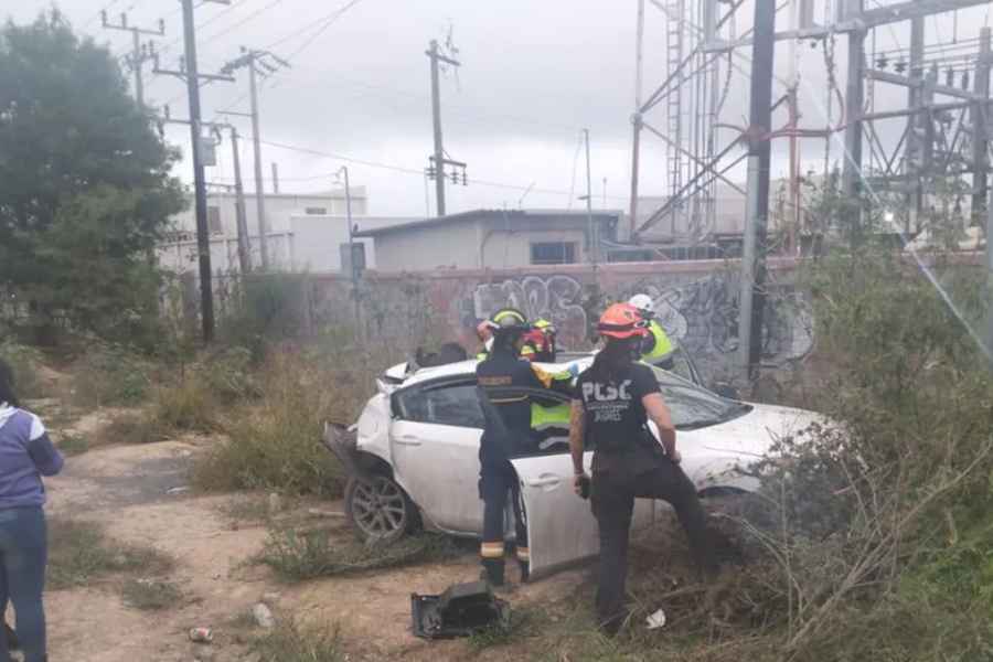 Conductor queda prensado tras fuerte choque en Santa Catarina, Nuevo León