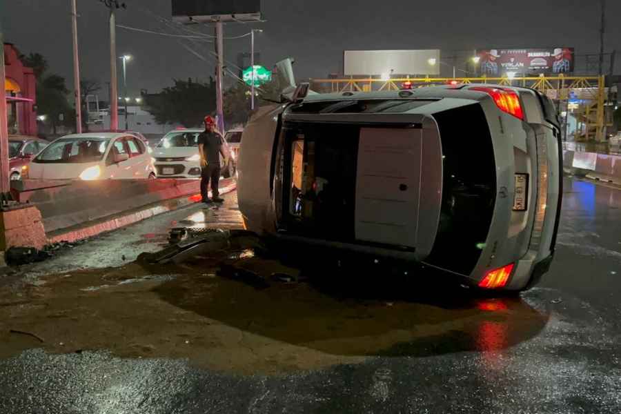 Conductor vuelca tras perder el control en avenida Revolución en Monterrey, NL