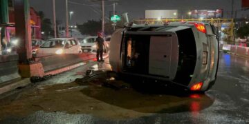 Conductor vuelca tras perder el control en avenida Revolución en Monterrey, NL