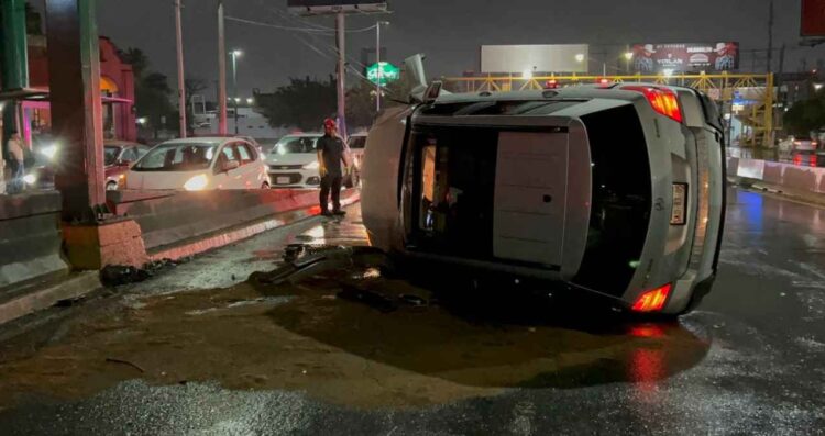 Conductor vuelca tras perder el control en avenida Revolución en Monterrey, NL