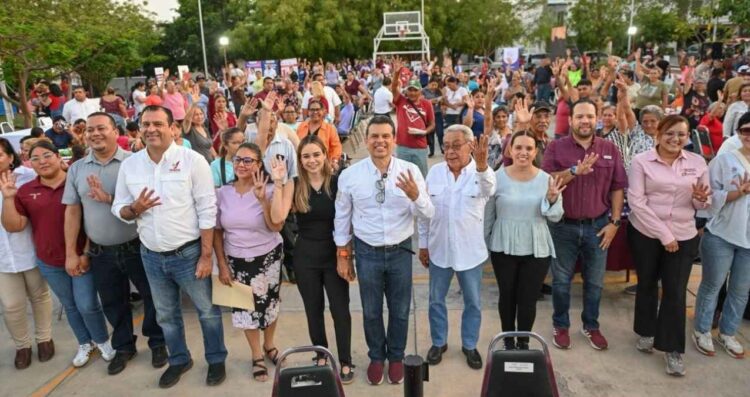 Conviven ‘Lalo’ y Lucy con vecinos de Lomas de Calamaco en el Día del Pueblo