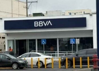 Despojan a masculino de 100 mil pesos en plaza comercial de Guadalupe, Nuevo León