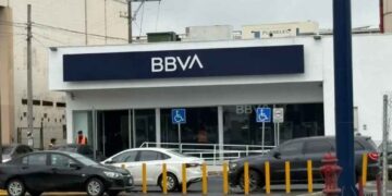 Despojan a masculino de 100 mil pesos en plaza comercial de Guadalupe, Nuevo León