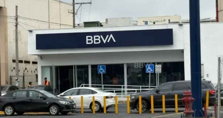 Despojan a masculino de 100 mil pesos en plaza comercial de Guadalupe, Nuevo León