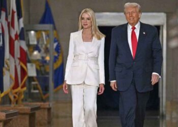 Donald Trump destituye a la fiscal general Pam Bondi