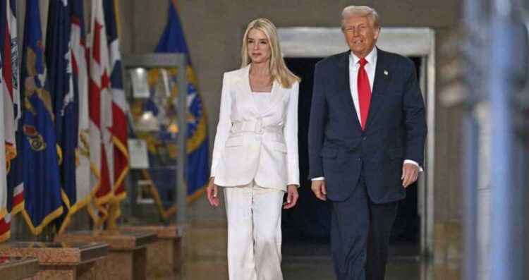 Donald Trump destituye a la fiscal general Pam Bondi