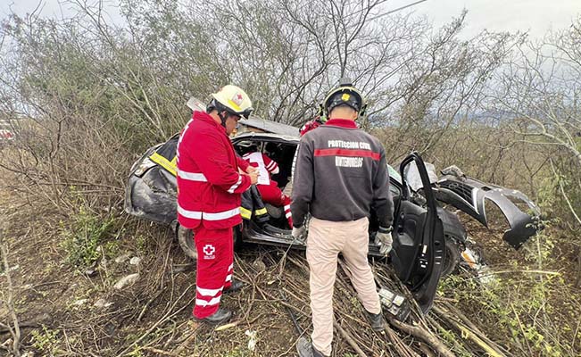 Dos mujeres resultan lesionadas tras volcadura en Montemorelos, Nuevo León
