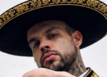 Emiliano Aguilar vive un momento tenso con reporteros en el aeropuerto