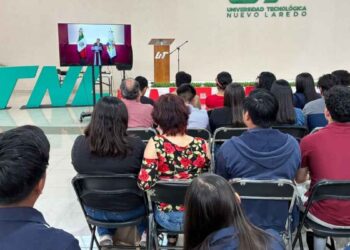 Estudiantes participan en el 'Desafío Jurídico Aduanero 2026' en Nuevo Laredo, Tamaulipas