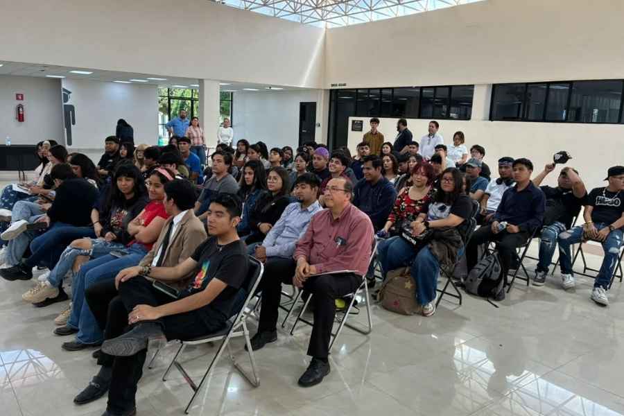 Estudiantes participan en el 'Desafío Jurídico Aduanero 2026' en Nuevo Laredo, Tamaulipas