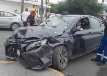 Fuerte accidente en San Nicolás, Nuevo León, deja a dos extranjeros heridos