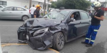 Fuerte accidente en San Nicolás, Nuevo León, deja a dos extranjeros heridos