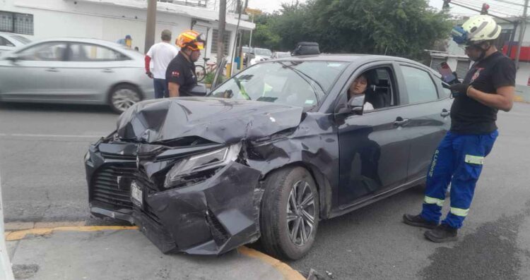 Fuerte accidente en San Nicolás, Nuevo León, deja a dos extranjeros heridos
