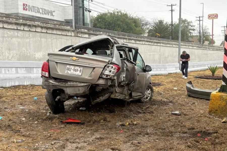 Fuerte choque deja a una mujer lesionada en Monterrey, Nuevo León
