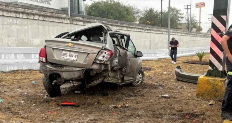 Fuerte choque deja a una mujer lesionada en Monterrey, Nuevo León