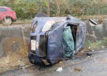 Fuerte choque deja un auto volcado en Altamira, Tamaulipas
