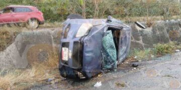 Fuerte choque deja un auto volcado en Altamira, Tamaulipas