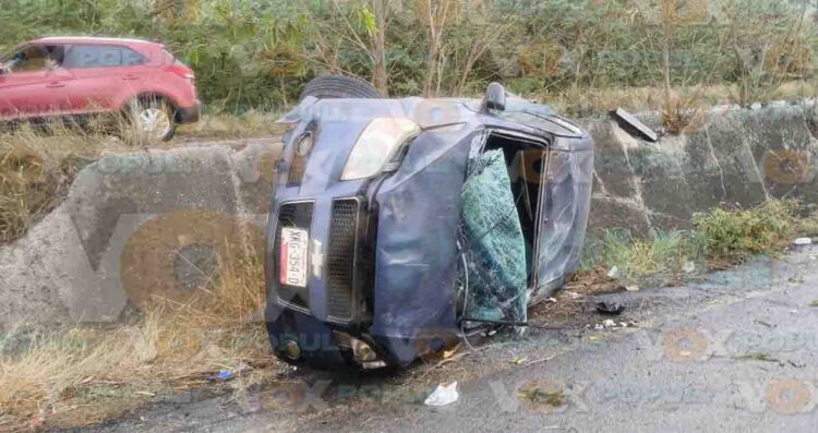 Fuerte choque deja un auto volcado en Altamira, Tamaulipas