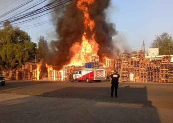 Fuerte incendio arrasa con tarimas en Cuautitlán Izcalli, Estado de México