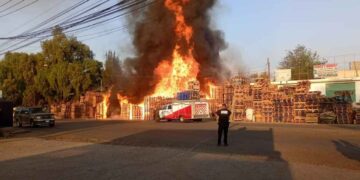 Fuerte incendio arrasa con tarimas en Cuautitlán Izcalli, Estado de México