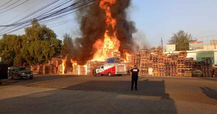 Fuerte incendio arrasa con tarimas en Cuautitlán Izcalli, Estado de México