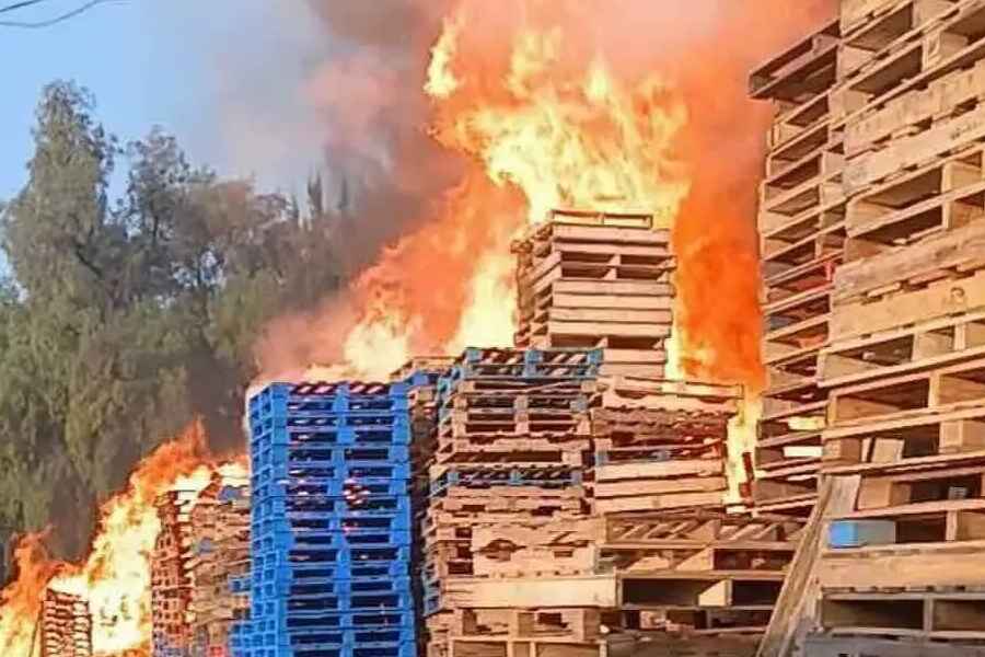Fuerte incendio arrasa con tarimas en Cuautitlán Izcalli, Estado de México