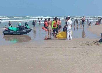 Salvan a hombre arrastrado por la corriente en Playa Miramar de Ciudad Madero, Tamaulipas