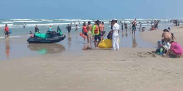 Salvan a hombre arrastrado por la corriente en Playa Miramar de Ciudad Madero, Tamaulipas