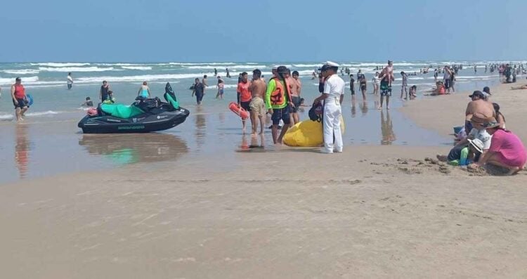 Salvan a hombre arrastrado por la corriente en Playa Miramar de Ciudad Madero, Tamaulipas