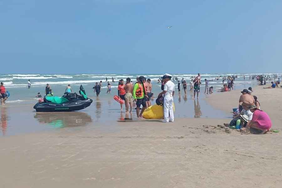 Guardavidas salvan a hombre arrastrado por la corriente en Playa Miramar de Ciudad Madero, Tamaulipas