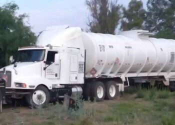 Hallan pipa conectada a toma ilegal de combustible en San Juan del Río, Querétaro
