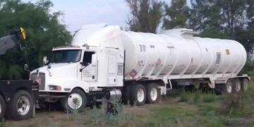 Hallan pipa conectada a toma ilegal de combustible en San Juan del Río, Querétaro