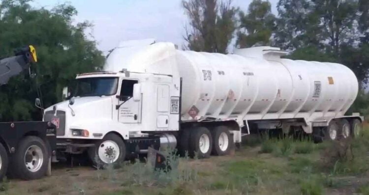 Hallan pipa conectada a toma ilegal de combustible en San Juan del Río, Querétaro