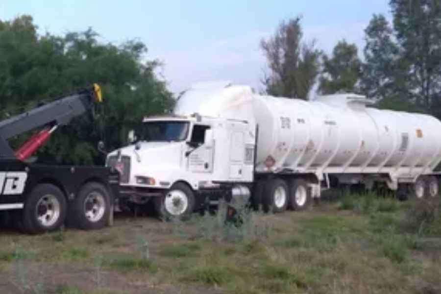 Hallan pipa conectada a toma ilegal de combustible en San Juan del Río, Querétaro