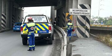 Hallan sin vida a un hombre en la orilla del río Santa Catarina en Nuevo León