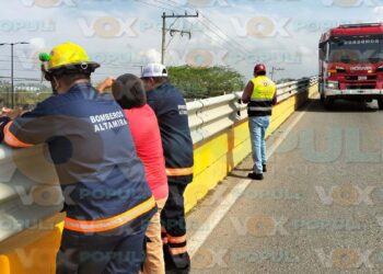 Hombre amenaza con lanzarse desde un puente en Altamira, Tamaulipas