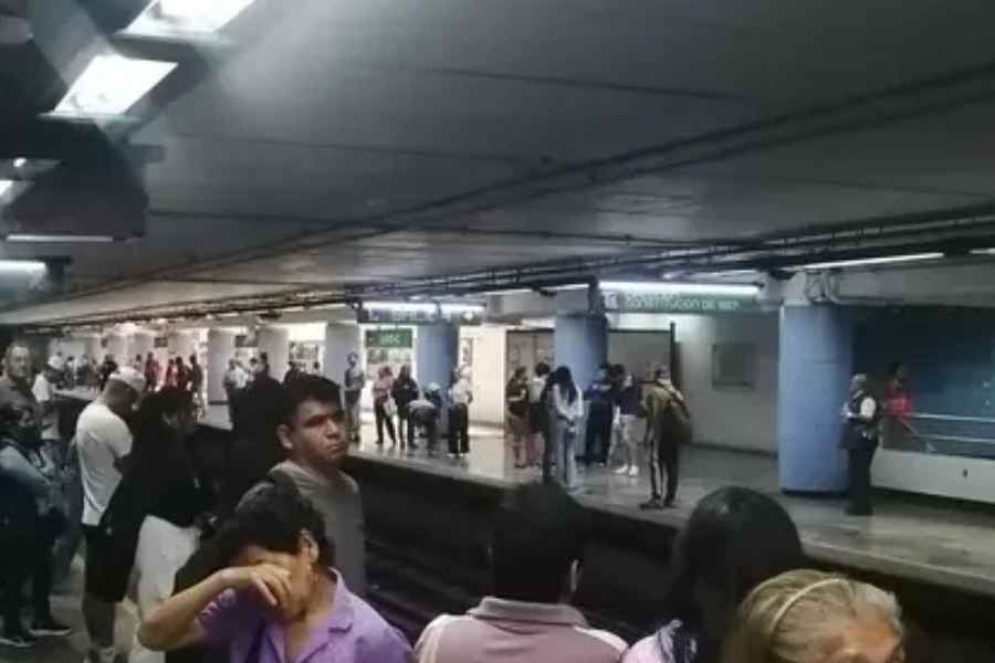 Hombre presuntamente se arroja a las vías la Línea 8 del Metro de la Ciudad de México