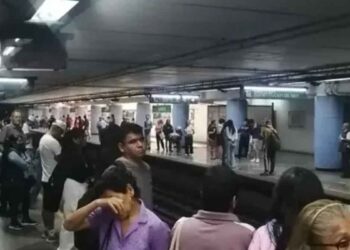 Hombre presuntamente se arroja a las vías del Metro de la Ciudad de México